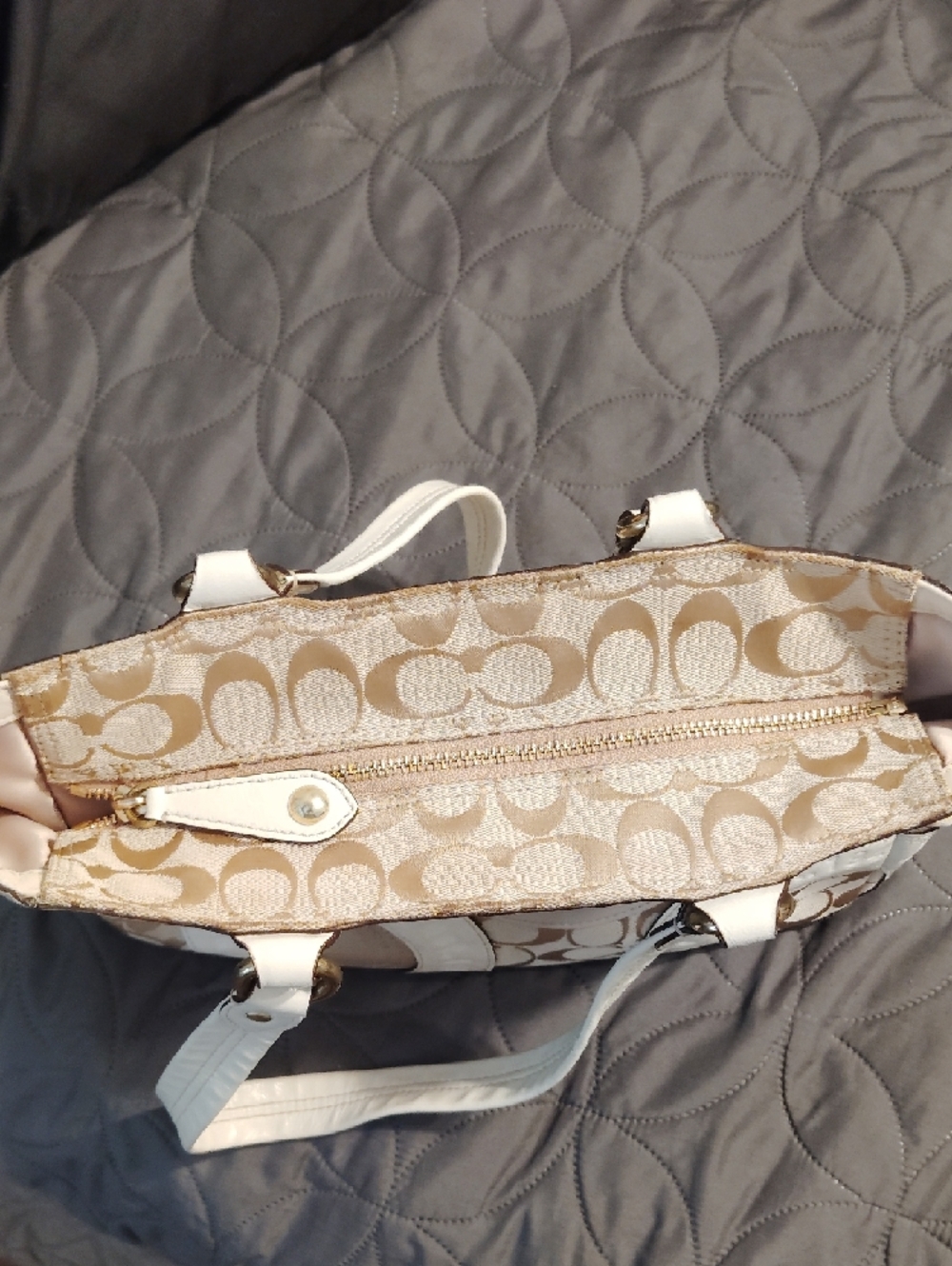 Coach Beige and White Signature Circle Appliqué Tote!! - Picture 14 of 17